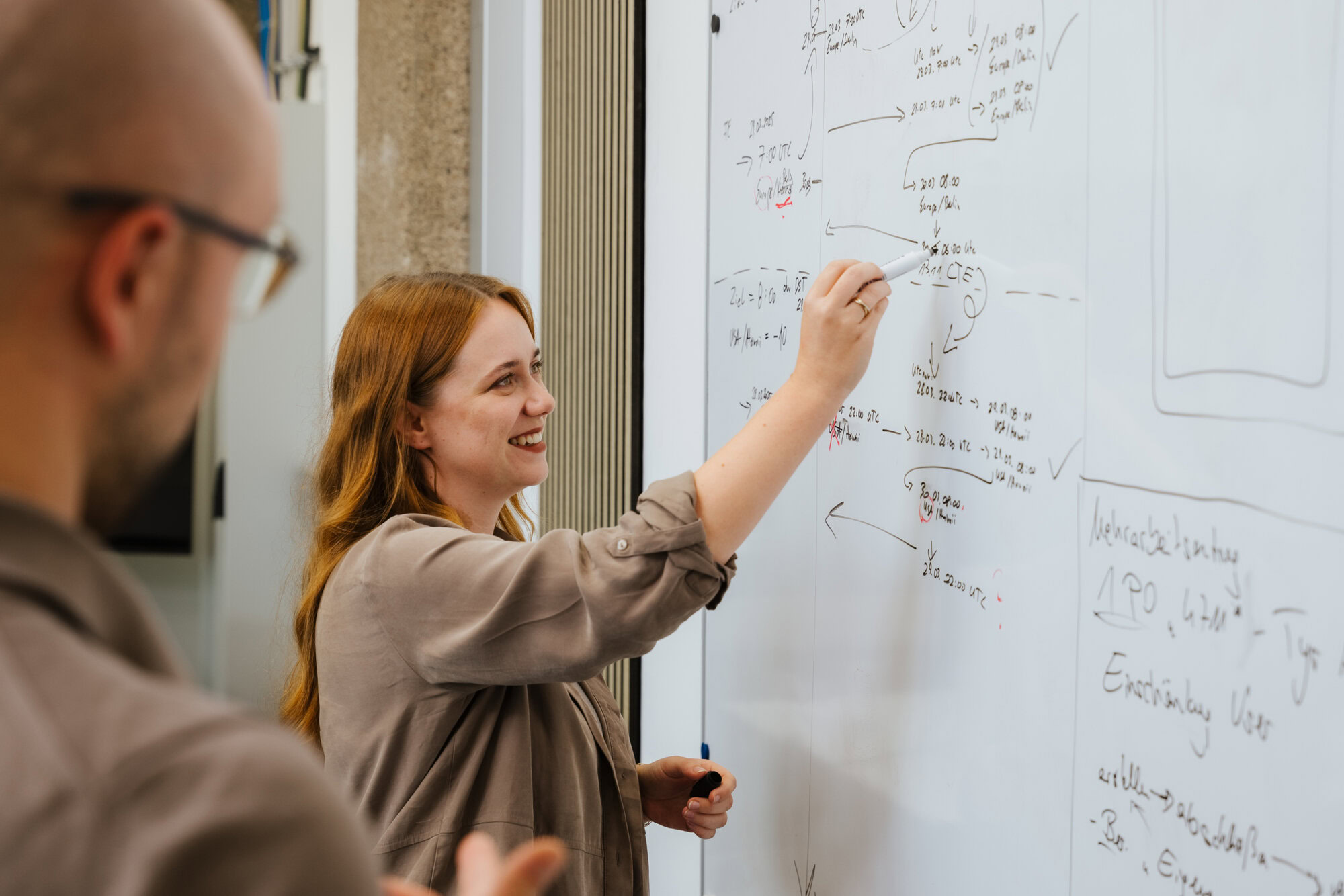 Workshop bei Testify: Anforderungen und Prozessschritte werden am Whiteboard erarbeitet