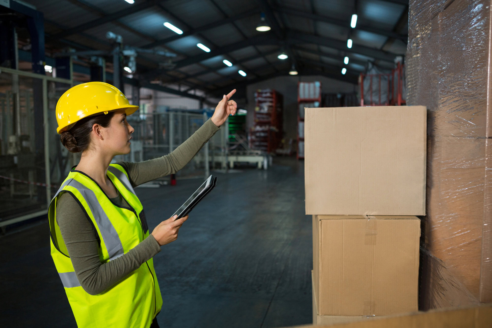 Lean production: Achieve resource-efficient production with these methods! 1 female worker working factory scaled