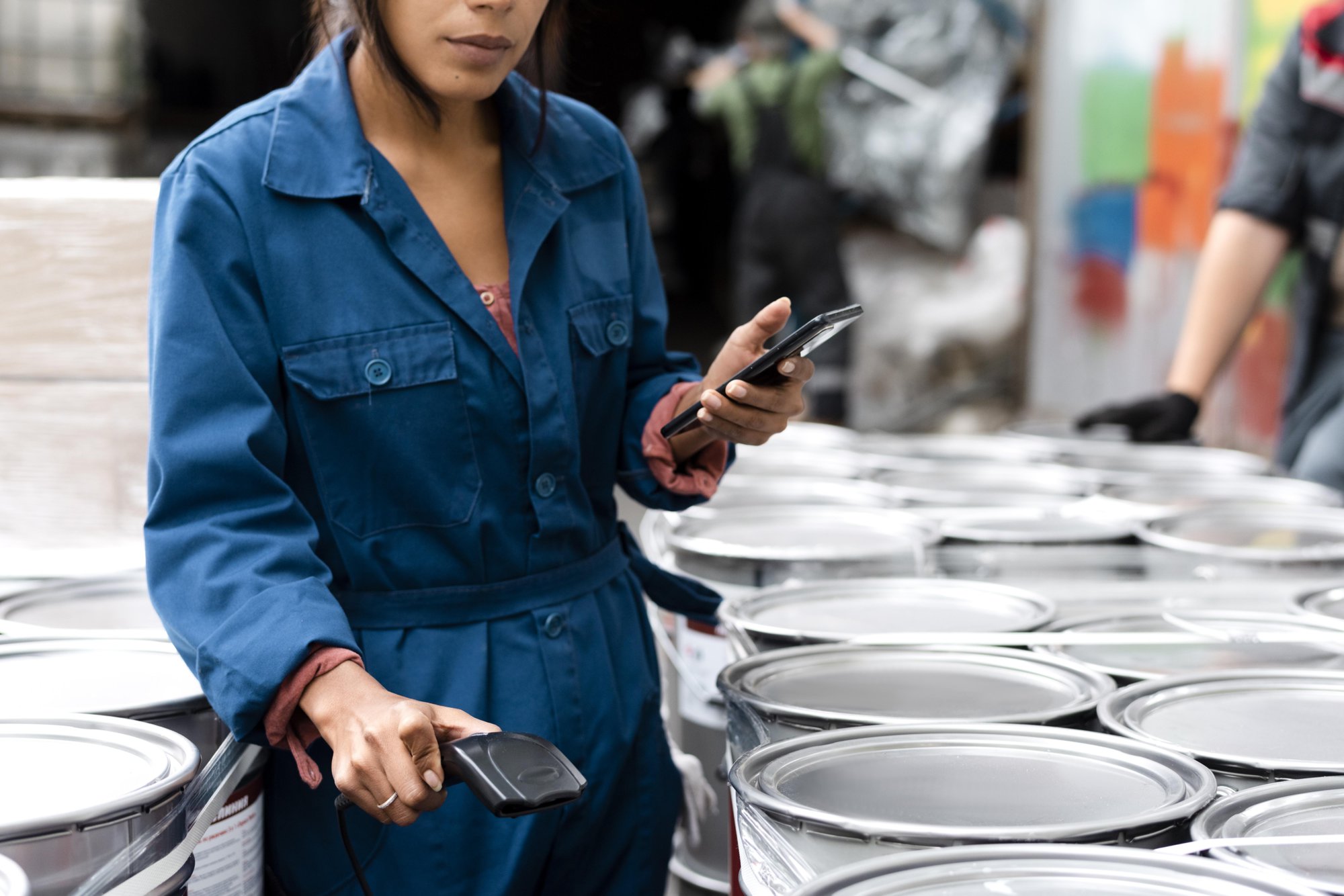 Warum Sie eine SOP Software nutzen sollten. 1 young woman working warehouse scaled