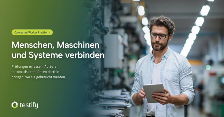 Auditor mit Tablet in der Produktion - Testify Connected Worker Plattform